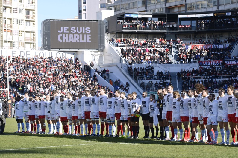 Le stade Mayol était Charlie, samedi (Crédit : FRANCK PENNANT / AFP)