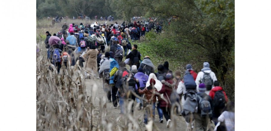 Des migrants à la frontière slovène, en provenance de Croatie. Crédits Antonio Bronic pour Reuters, sur Challenges.fr.