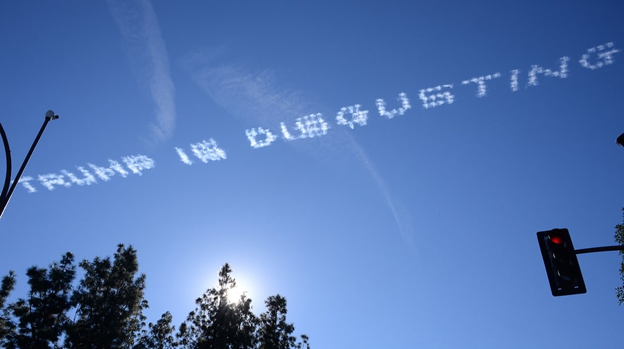 Messages anti-Trump tracés dans le ciel de Pasadena en Californie