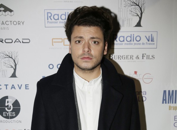 Kev Adams incarne un rôle drôle et émouvant dans son nouveau film Amis publics
