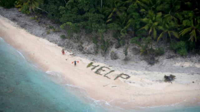 Trois marins échoués sur une île déserte du Pacifique ont été secourus en écrivant HELP sur le sable de la plage
