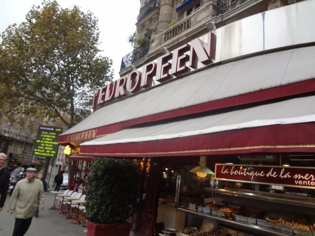 Un faux kamikaze a menacé de se faire exploser devant une brasserie à Paris.