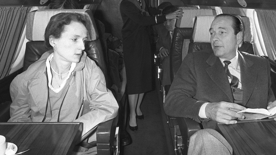 L'ex-président français Jacques Chirac (d) avec sa fille Laurence, le 26 avril 1981 à bord d'un avion à destination de Sarran en Corrèze