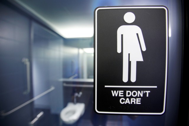 Eddie Vedder, du groupe de rock américain Pearl Jam, a activement contesté les discriminations en Caroline du Nord envers les personnes transgenres dans les milieux scolaires.