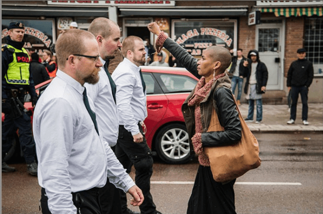 Le cliché de Tess Asplund, militante pacifiste brandissant le poing face à un cortège néo-nazi en Suède, a fait le tour du web.
