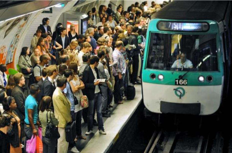 Un homme de 54 ans a tenté de poussé une femme sur les rails du métro à la Gare du Nord (Paris). Placé en garde à vue, il aurait confié aux enquêteurs que des "voix" l'auraient incité à pousser cette femme.