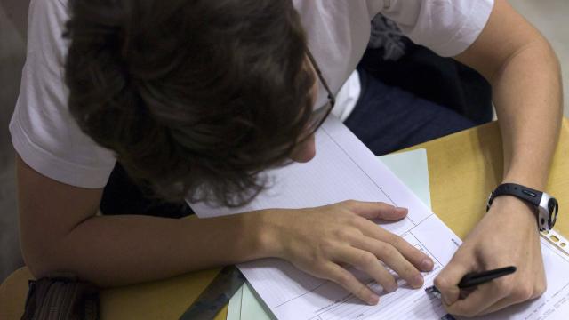 Trois étudiants thaïlandais ont élaboré un système de triche lors de leur concours d'entrée en médecine, grâce à des caméras cachées dissimulées dans des lunettes reliées à des montres connectées.