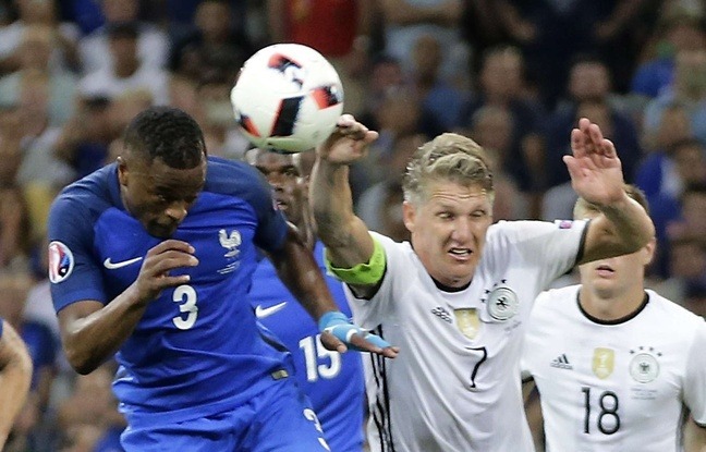 Certaines théories complotistes fleurissent sur le net, affirmant que l'UEFA a taillé un Euro 2016 sur mesure à l'équipe de France.
