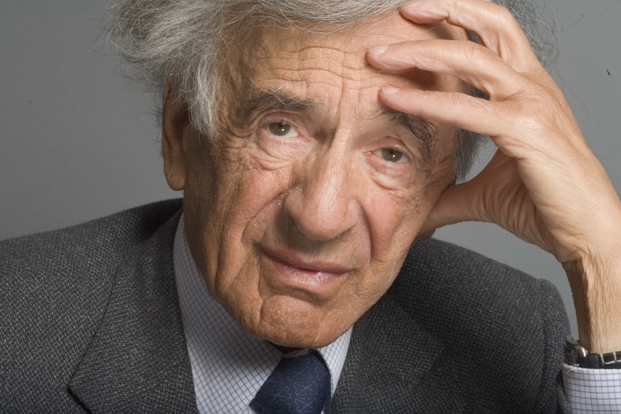 Elie Wiesel, rescapé du camp d'extermination d'Auschwitz et grand artisan de la mémoire sur la Shoah, est décédé le 2 juillet 2016 à l'âge de 87 ans.
