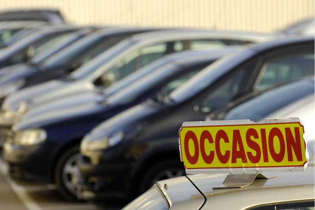 Face à la crise, le marché de la voiture d'occasion connaît un véritable boom en France. Le marché de la voiture neuve connaît lui un net fléchissement.