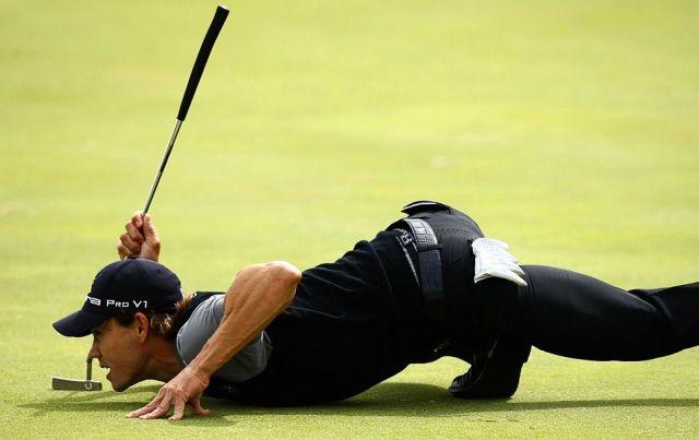Joueur de golf en pleine concentration