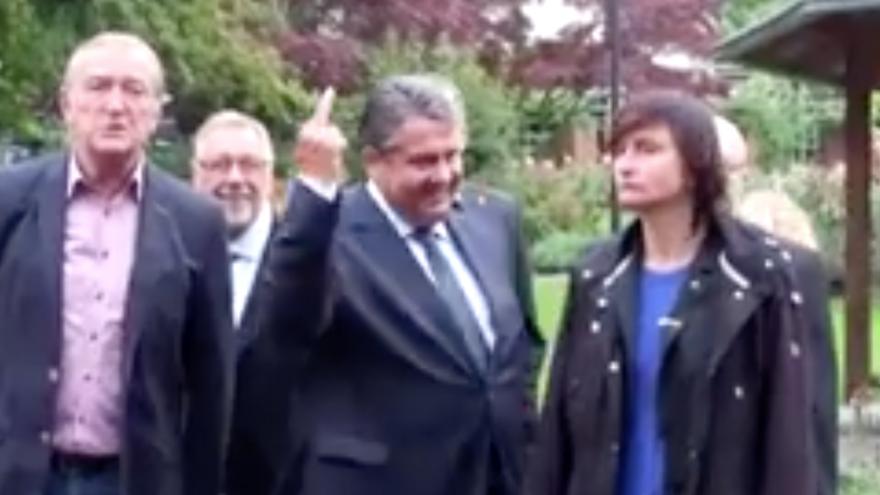 Sigmar Gabriel use de son language corporel pour s'adressé à l'extreme droite