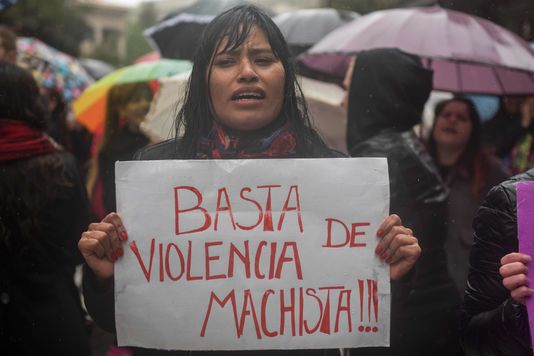 Des dizaines de milliers de personnes ont convergé, sous la pluie, sur l’emblématique place de Mai. EITAN ABRAMOVICH / AFP En savoir plus sur http://www.lemonde.fr/big-browser/article/2016/10/19/greve-des-femmes-et-mercredi-noir-en-argentine_5016560_4832693.html#Fw0LQvF7lqkteWLC.99