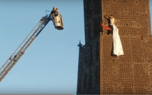 Les pompiers sont intervenus pour déloger le fan.