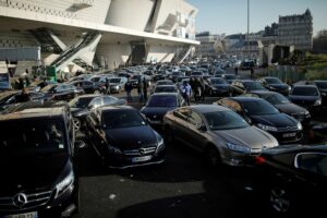 A l’appel de plusieurs syndicats de VTC, depuis 4 heures du matin vendredi, des « chauffeurs Uber » bloquent les accès aux aéroports parisiens.