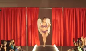 Crédit défilé: Lingerie Curvy Couture Intimates / Maquillage Bailey Smith, Justine Reilly / Coiffure Yuichi Ishida