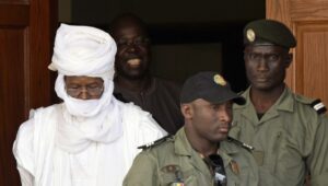 L'ex-président tchadien Hissène Habré sortant du tribunal de Dakar, le 3 juin 2015.