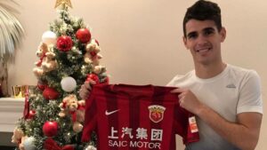 L'ex-milieu offensif de Chelsea, Oscar, a signé cet hiver pour le Shanghai SIPG contre 70 millions d'euros. Il touchera 22,8 millions d'euros par an.