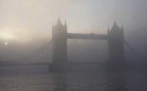 Le Tower Bridges éclipsé par un nuage de pollution