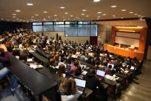 Étudiants lors d'un cours en amphithéâtre