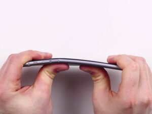 Le Bendgate (de "to bend" qui signifie plier en anglais et de "gate" qui veut dire affaire) avait bien ébranlé l'institution Apple (© Le Journal du geek)