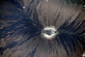 Le volcan Mauna-Loa, à Hawaï, le 8 janvier dernier. De la neige au sommet, des coulées de lave sur ses pentes.
