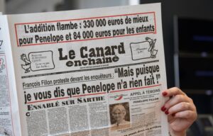 L'édition du «Canard enchaîné» du 1er février 2017 contient de nombreuses révélations sur l'affaire Penelope Fillon. - CHRISTOPHE ARCHAMBAULT / AFP