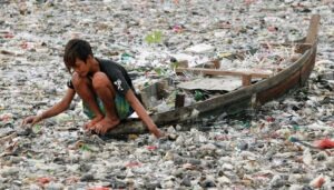 plastique recouvre les fleuves d'Inde