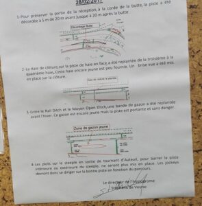 Sur un panneau dans les vestiaires de l'hippodrome, les nouvelles instructions concernant le retrait des plots