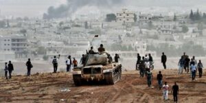 Des forces de la coalition internationale surplombe un territoire urbain appartenant à Daesh