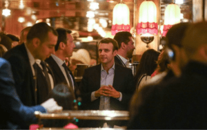Emmanuel Macron fêtant sa qualification au second tour dans la brasserie mondaine "La Rotonde" a pu rappeler la célébration de Nicolas Sarkozy au Fouquet's en 2007.