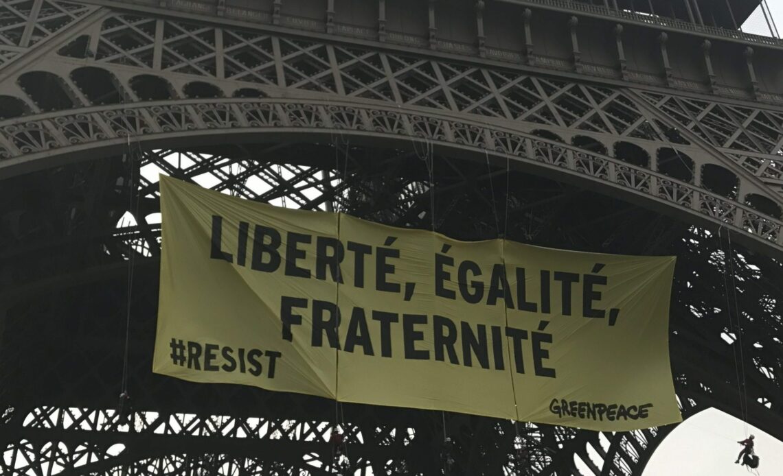Des militants Greenpeace déploient une banderole anti-FN à la Tour Eiffel