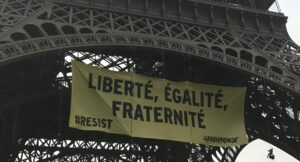 Des militants Greenpeace déploient une banderole anti-FN à la Tour Eiffel