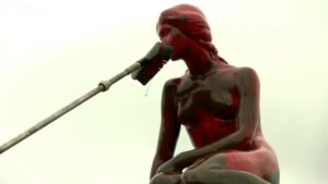 La Petite Sirène de Copenhague vandalisée par des défenseurs de la cause animale