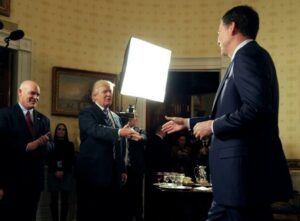 Trump limogie le patron du FBI