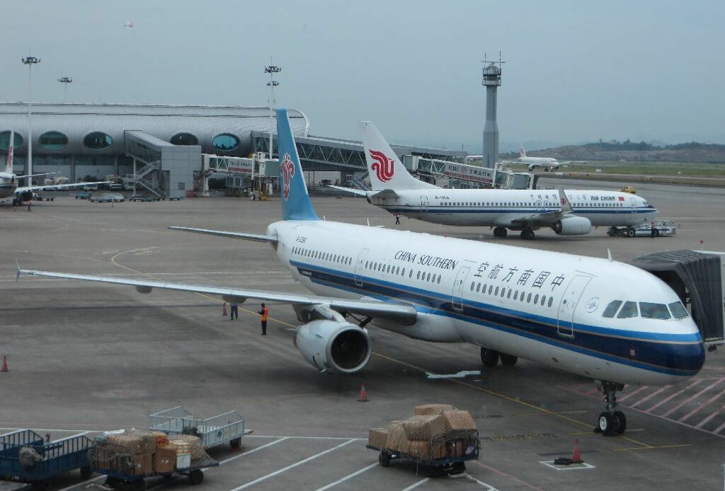 Par superstition, une passagère jette une pièce dans le réacteur d'un avion
