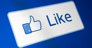 Algérie : il suspend un bébé dans le vide pour des likes