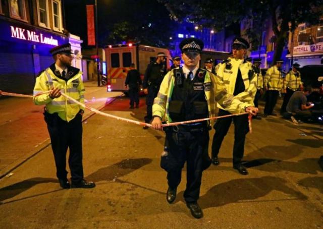 Un véhicule fauche plusieurs piétons près d'une mosquée à Londres