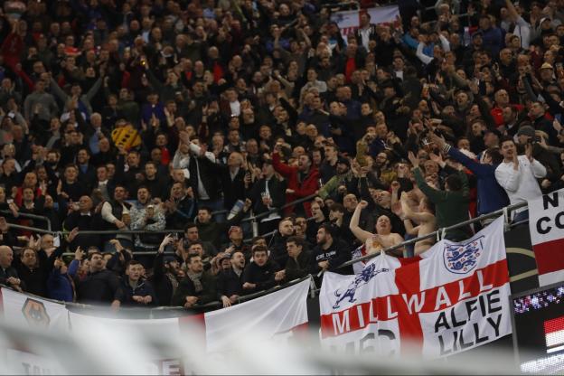 Deux supporters anglais bannis à vie pour des saluts nazis