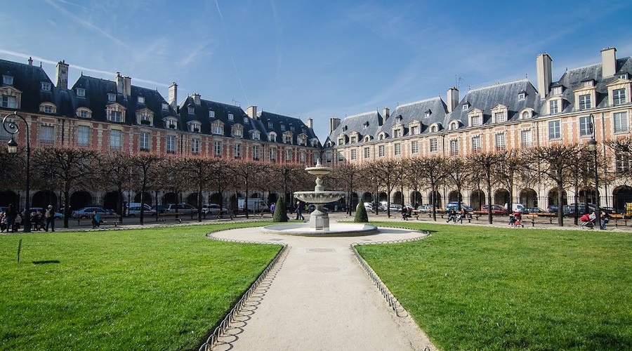 Vue depuis le centre de la Place des Vosges