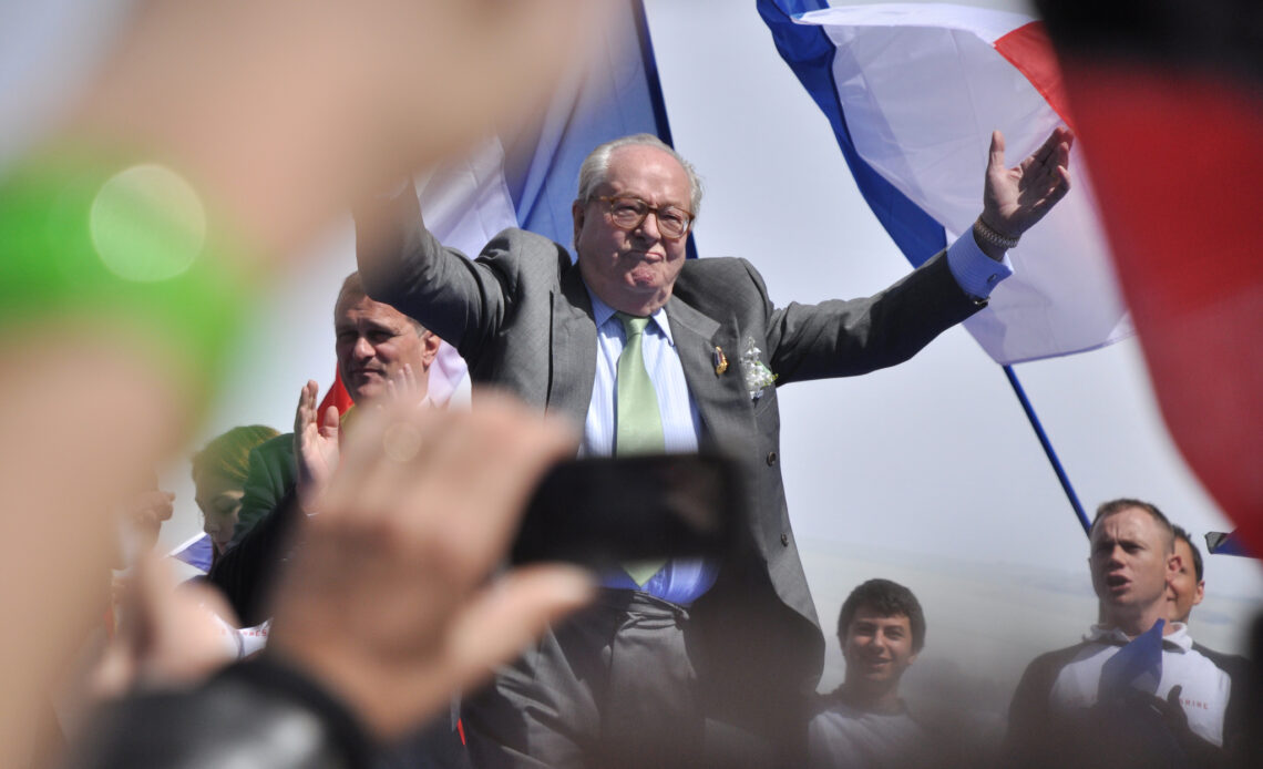 Jean-Marie Le Pen devant l'Opéra Garnier, le 1er mai 2012.
