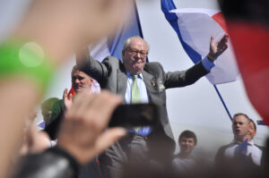 Jean-Marie Le Pen devant l'Opéra Garnier, le 1er mai 2012.