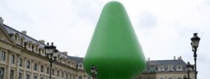 McCarthy installée place Vendôme, à Paris, le 15 octobre 2014. (Bertrand Guay / AFP)