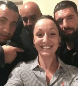 Alexandre Benalla pointe son arme sur une serveuse pour un selfie - Capture d'écran compte Twitter @MediaPartLive