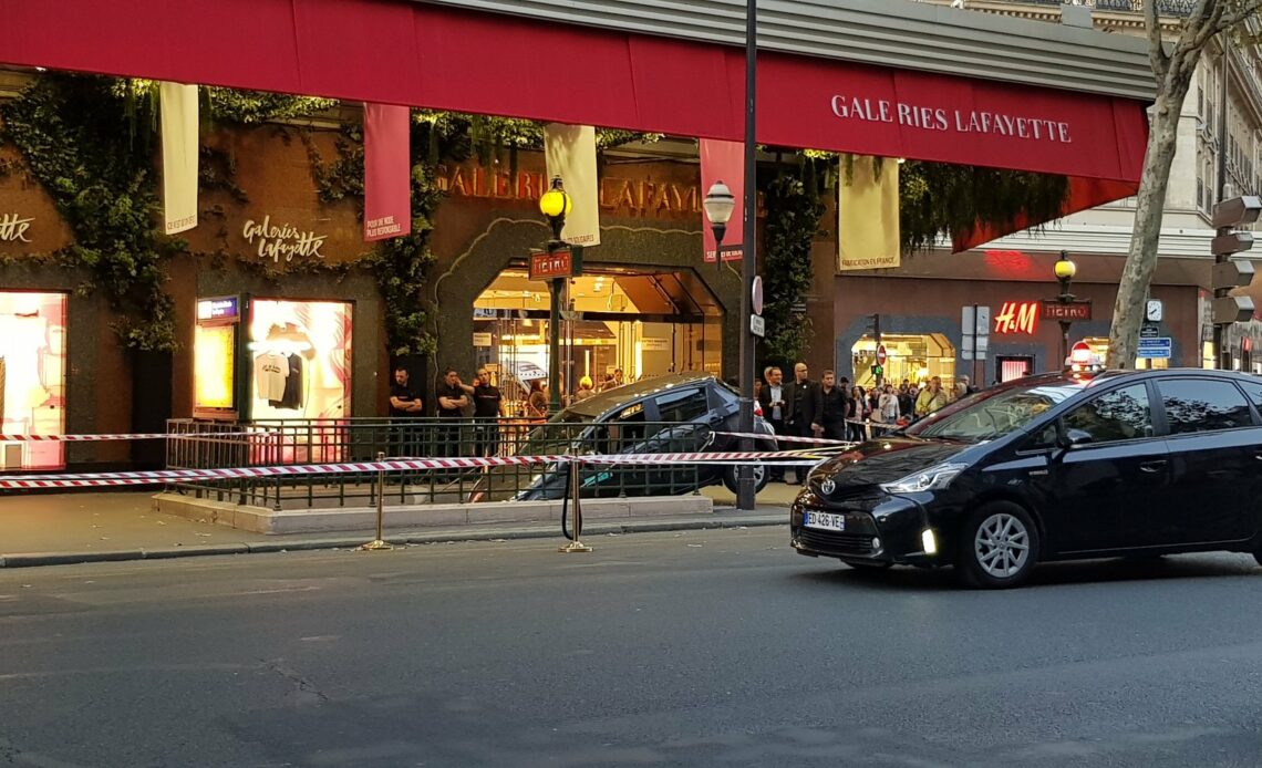 un conducteur confond l’accès de la station de métro Chaussée d’Antin avec une entrée de parking