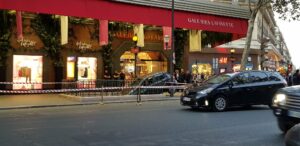 un conducteur confond l’accès de la station de métro Chaussée d’Antin avec une entrée de parking