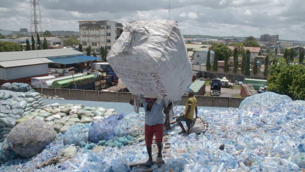 Une montagne de bouteilles en plastique