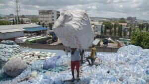 Une montagne de bouteilles en plastique