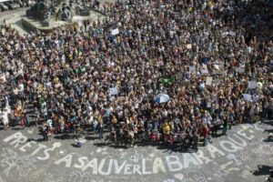 des manifestants pour le climat dans le monde