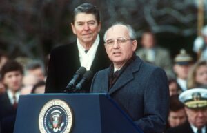 Ronald Reagan et Mikhaïl Gorbatchev lors d'un sommet sur l'armement nucléaire, le 8 décembre 1987 à Washington (crédit : AFP/ Jérôme Delay)